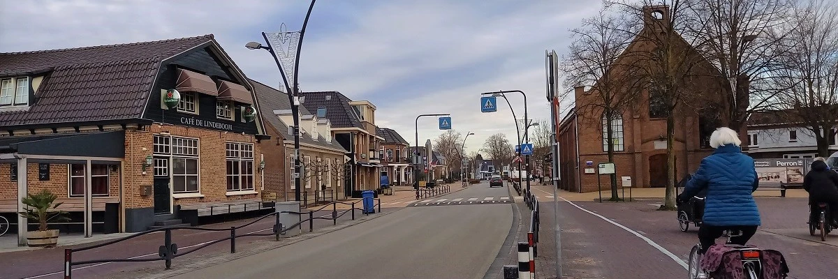 De Hoofdstraat is de belangrijkste winkelstraat in het dorp Voorthuizen
