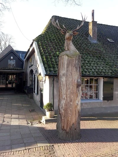 toeristische route langs houten beelden in Garderen