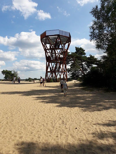 de nieuwe uitzichttoren op het Kootwijkerzand bij Kootwijk