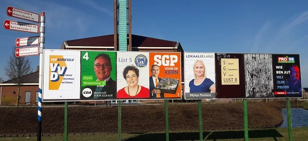 De borden met verkiezingsposters in de gemeente Barneveld zijn geplaatst