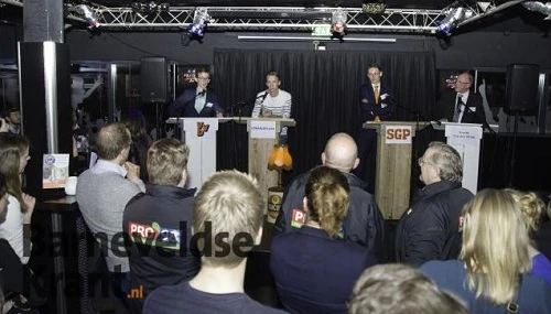 Jongerendebat Political Sessions in Club Move
