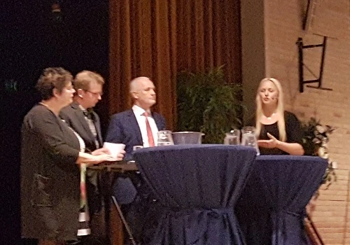 Mijntje Pluimers in debat over Diftar tijdens verkiezingsdebat in Voorthuizen