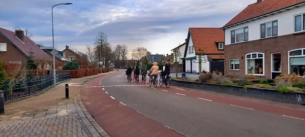 fietsende schoolgaande kinderen Hoevelakenseweg in Terschuur