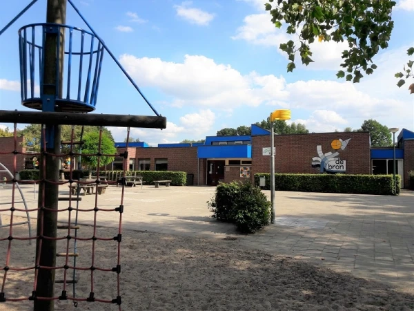 Basschool de Bron in Stroe